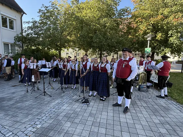 Ulrich Lutter mit dem Blasorchester des JBO Meitingen
Bild: Rainer Guttroff