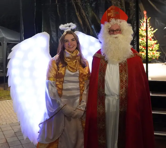 Auf dem Gelände sind der Niklaus und der Engel unterwegs und verteilen kleine Geschenke | Foto: Anke Maresch