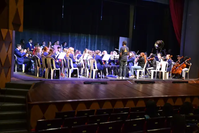 Höhepunkt der Fahrt waren die gemeinsamen Konzerte und Auftritte mit den einheimischen Orchestern und Chören. Hier spielt das JUGGE gemeinsam mit dem Orchester „Ghetto Classics“ im National Theatre in Nairobi vor vollbesetztem Haus.