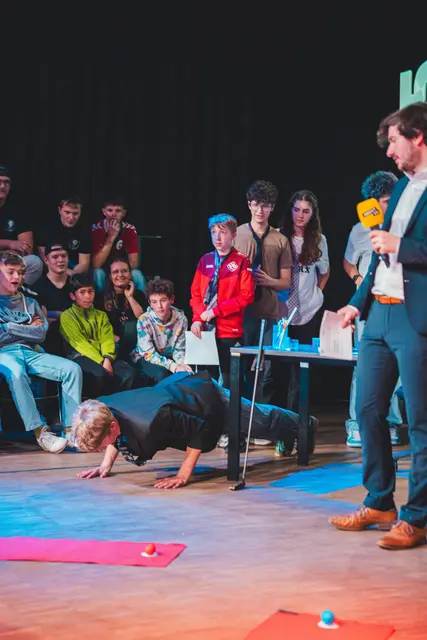 hier fordert der Fitnesscoach Liegestützen ein ... | Foto: ABOUT US Media GmbH