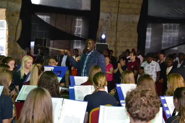 Im Bezirk Nandi durfte der Gouverneur ein Stück des JUGGE dirigieren, was bei den Hunderten von Zuschauern sehr gut ankam.

