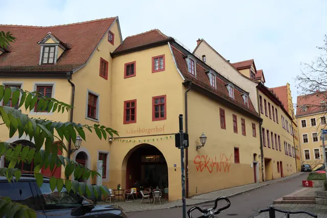 Montag - Freitag 07:30 bis 17:00 Uhr
kleine Snacks, Suppen, Salate und Brot
insgesamt stehen in der gesamten Flutgasse vier angebaute Häuser
