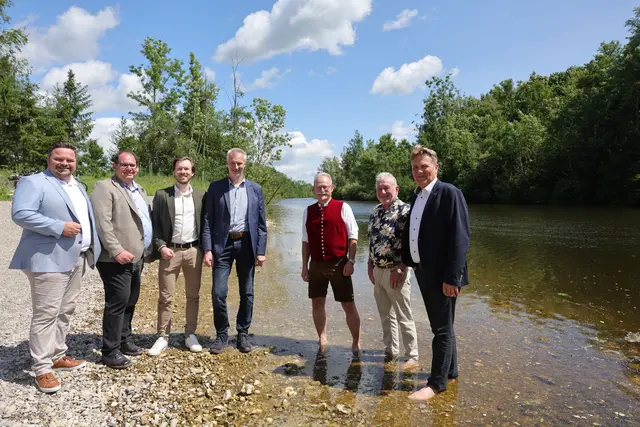 Von links: Benjamin Früchtl, Martin Glink, Raphael Morhard, Walter Albrecht, Bgm. Manfred Nerlinger, Karl Heinz Geislinger und Ralf Klocke | Foto: Michael Hochgemuth / LEW
