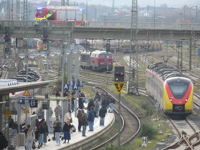 In Gießen warten die Leute vergeblich auf ihren Zug. Die Feuerwehr hat die Brücke über die Bahn gesperrt.