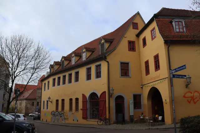 Große Klausstraße, Richtung Mühlgraben und weiter Richtung Saale
mit geöffnetem Scheunentor