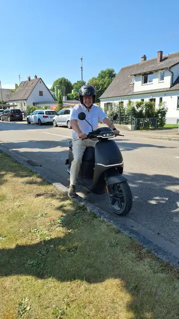 Grün unterwegs: Burgaus Erster Bürgermeister Martin Brenner zeigt, wie's geht. | Foto: Antonia Dezort/ Stadt Burgau