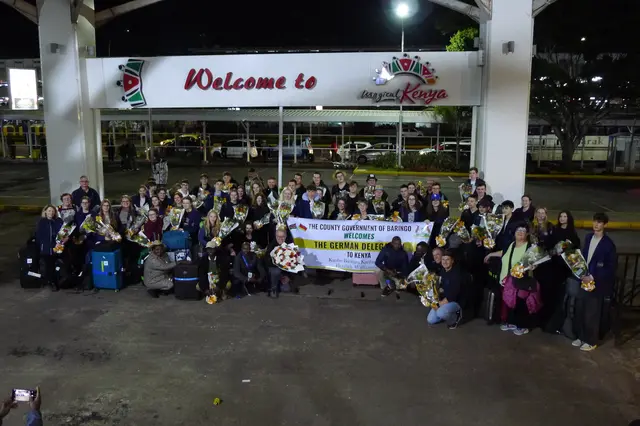 Einen großartigen Empfang bereiteten die kenianischen Ansprechpartner und Betreuer dem Jugendorchester Gersthofen (JUGGE) bei der Ankunft am Flughafen in Nairobi. Jeder Teilnehmer erhielt einen ansehnlichen Blumenstrauß.