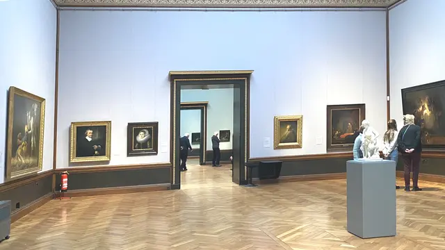 Im Mittelsaal des Obergeschosses werden die Rembrandt-Leihgaben gezeigt, und zwar zusammen mit Arbeiten seiner Zeitgenossen. Foto: Helmut Kuzina