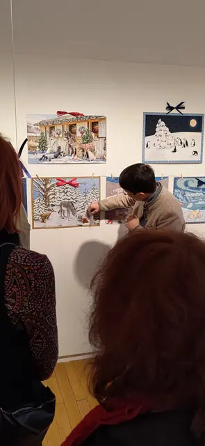 Der Lieblingskalender der Sammlerin? Das müsste der „Eselchen“-Kalender sein, bei dem beim Aufklappen der Türchen so einiges im Wald passiert. Hier bekommt das Eselskind kurzerhand eine wärmende Decke umgelegt.  | Foto: Alina Krüger