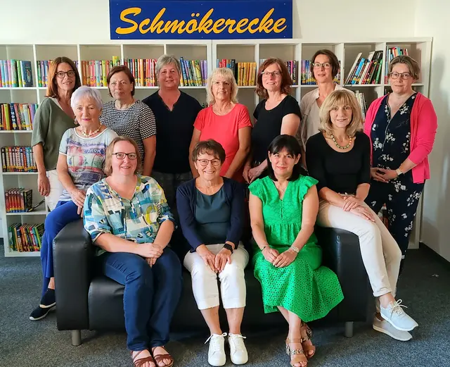 Foto: Das engagierte Büchereiteam der Ehinger Gemeindebücherei, geleitet von Hannelore Keßler (Bildmitte mit weißer Hose). Bild: Nic Gut