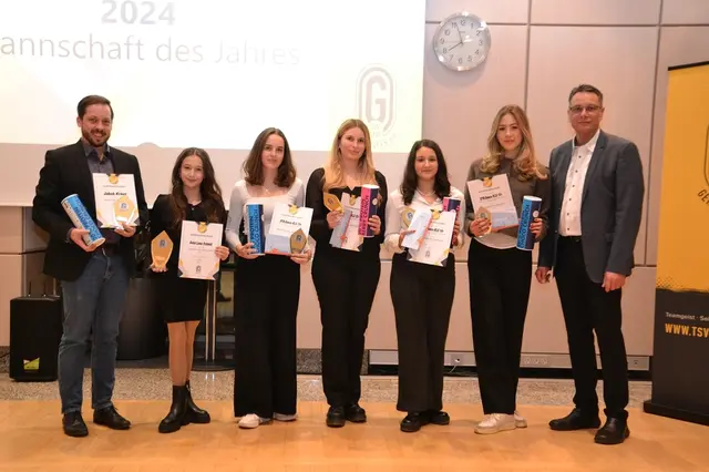 Die Sportlerin, der Sportler und die Mannschaft des Jahres 2024 zusammen mit dem Präsidenten des TSV Gersthofen Arne Zießow | Foto: TSV 1909 Gersthofen e.V.