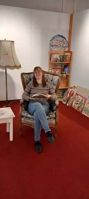 Alina Krüger beim Aufbau der Ausstellung. Die Zusammenstellung der Adventskalender bereitete der Kuratorin sichtlich Freude.  | Foto: Sarah Palme-Triendl