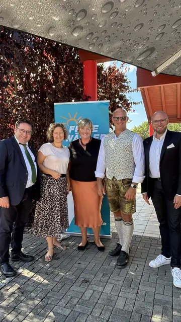 V.l.: Wirtschaftsstaatssekretär Tobias Gotthardt, Landtagsabgeordnete Marina Jakob, Bürgermeisterkandidatin Melanie Schappin, Landtagsabgeordneter Anton Rittel und Staatsminister Dr. Fabian Mehring.