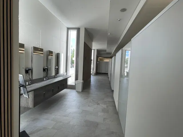 Die neue Fönstrecke sorgt bereits beim Eintritt in die Therme für ein angenehm sauberes und modernes Ambiente. | Foto: Titania Neusäß