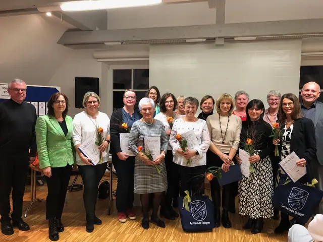 Foto: Ehrung durch Diözesanbibliothekar Peter Hart (links vom Michaelsbund: Das 12köpfige Damenteam der Schmökerecke.