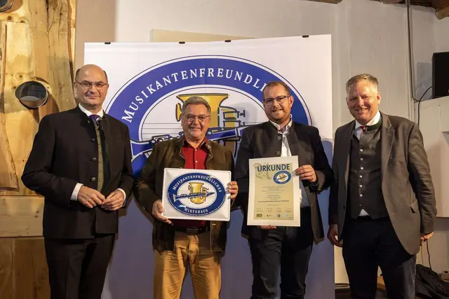 Von links: Der Gersthofer Gasthof Stern wurde von Albert Füracker, Staatsminister der Finanzen und für Heimat, als „Musikantenfreundliches Wirtshaus“ ausgezeichnet. Albert Füracker, Reinhold Dempf, Zweiter Bürgermeister, Wirt Michael Seitz und Dr. Olaf Heinrich. | Foto: StMFH