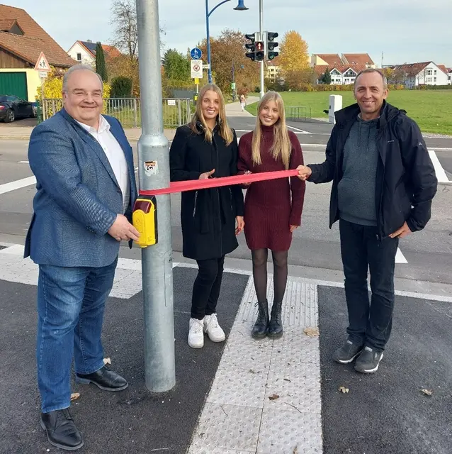Stadtbergens Erster Bürgermeister Paulus Metz (v. links nach rechts) freut sich zusammen mit den Mitinitiatoren der Ampelanlage, den Geschwistern Stella und Alice Ludewig, und ihrem Vater Karsten Ludewig über die neu errichtete Anforderungsampel an der Leitershofer Straße/August-Abenstein-Weg in Stadtbergen. | Foto: Stadt Stadtbergen