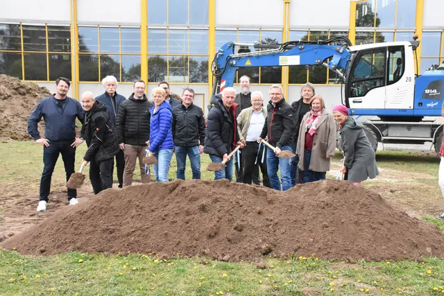Beim Spatenstich für den Ausbau der neuen Sportanlage der Grundschule St.-Ulrich. Die Arbeiten gingen von Frühjahr bis Oktober 2025. | Foto: Stadt Schwabmünchen