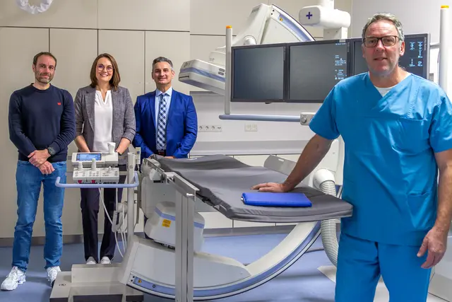 Wichtige Investition: Federführend bei der Anschaffung und Hauptnutzer der neuen Durchleuchtungsanlage der Wertachklinik in Schwabmünchen ist Professor Dr. Andreas Weber (re) mit seinem gastroenterologischen Team. Andreas Neckermann, Leiter der IT (hinten li), sorgte dafür, dass das Gerät der Firma Siemens, vertreten durch Melanie Häckel (hinten mi) und Gordan Janosevic (hinten re) gut in die digitalen Netze der Wertachkliniken integriert wurde. | Foto: Doris Wiedemann