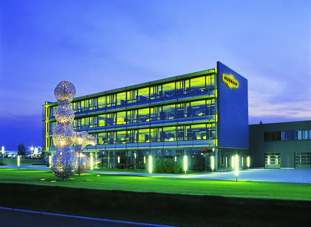 Firmenzentrale bei Nacht | Foto: Humbaur GmbH
