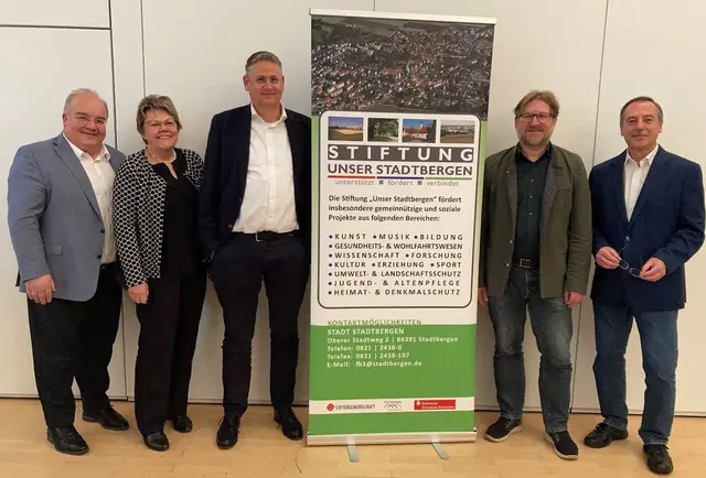 Der Stiftungsrat der Bürgerstiftung „Unser Stadtbergen“ (von links nach rechts): Stadtbergens Erster Bürgermeister Paulus Metz, Dritte Bürgermeisterin Martina Bauer, Stadtrat Tobias Schmid, Stadtrat Matthias Künzel und Stadtrat Günther Oppel. | Foto: Martin Bruckmeier, Stadt Stadtbergen