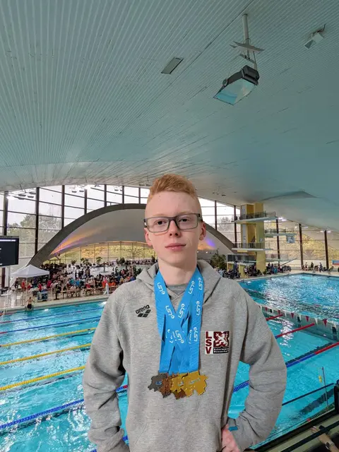 „Einmal alles bitte“: Lukas Krieger brachte von der Landes-Kurzbahnmeisterschaft einen kompletten Medaillensatz und zwei neue Vereinsrekorde mit. 