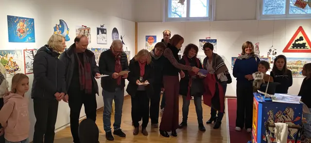 Ganz schön vielfältig! Die Besucher staunten bei der Eröffnung, was es hinter den Adventskalendertürchen alles zu entdecken gibt. | Foto: Alina Krüger