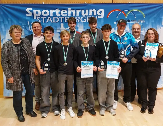 Stadtbergens Erster Bürgermeister Paulus Metz (2. v. rechts), Zweiter Bürgermeister Michael Smischek und Dritte Bürgermeisterin Martina Bauer (links) freuen sich zusammen mit den Geehrten: Daniela Sykora (Sportlerin des Jahres, rechts), Patrick Stimpfle (Sportler des Jahres, 3. v. rechts) und der Turner-Mannschaft A/B des TSV Leitershofen (Mannschaft des Jahres, Mitte).  | Foto: Stadt Stadtbergen