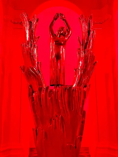 …wie die moderne Skulptur „St. Afra in den Flammen“ (1964) von Georg Chorherr (1905-1999).  | Foto: P. Steffen Brühl SAC