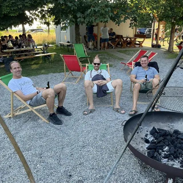 Die Grillmeister beim wohlverdienten Feierabend, nachdem beim Grillfest viele hungrige Musiker verköstigt wurden
