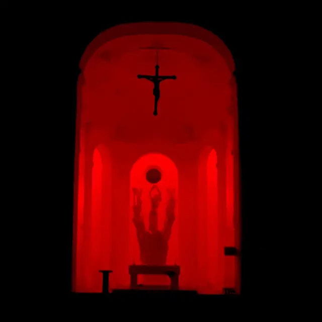 Das rote Licht sorgt für eine seltsame Atmosphäre in der Wallfahrtskirche St. Afra im Felde.  | Foto: P. Steffen Brühl SAC