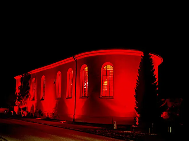Schon von weitem konnte man am Buß- und Bettag die rot illuminierte Wallfahrtskirche St. Afra im Felde sehen. | Foto: P. Steffen Brühl SAC
