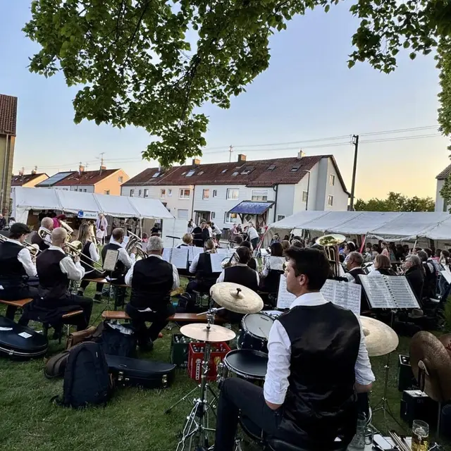Maibaum-Feier in der Stifter-Siedlung