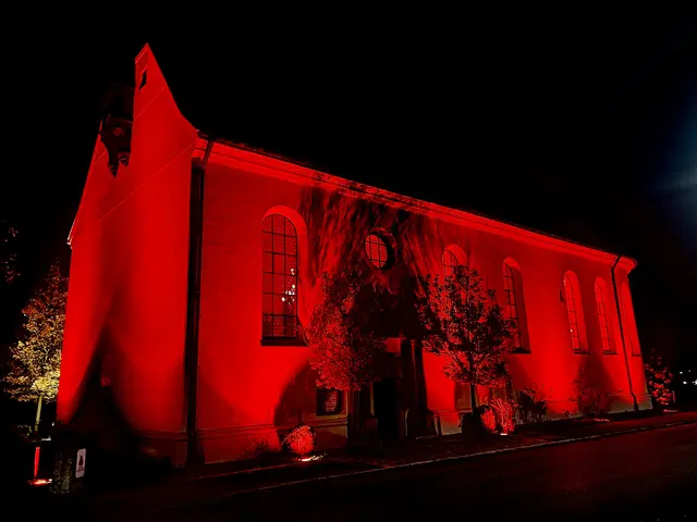 Zum ersten Mal leuchtete die Wallfahrtskirche St. Afra im Felde von innen und außen rot.  | Foto: P. Steffen Brühl SAC