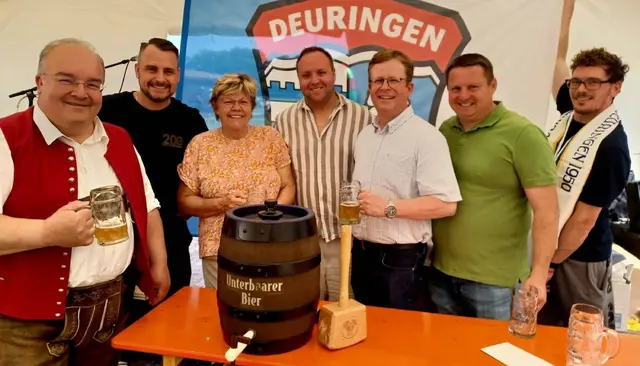 Von links: Bürgermeister Paulus Metz, Fabian Neudert (Vorstand Kommunikation SpVgg), 3. Bürgermeisterin der Stadt Stadtbergen Martina Bauer, Martin Großmann (1. Vorstand SpVgg), Dr. Bernd Hochberger (1. Vorstand TSV Deuringen), 2. Bürgermeister der Stadt Stadtbergen Michael Smischek und Manuel Eser an der Fahne.  | Foto: Fabian Neudert 