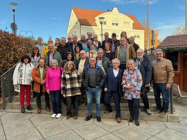 Reinhold Dempf, Zweiter Bürgermeister (rechts), empfängt ehemaliger Schülerinnen und Schüler aus Gersthofen zu einem besonderen Tag der Erinnerung. | Foto: Stadt Gersthofen