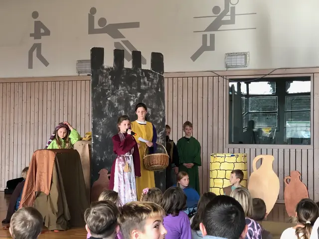 Foto: In Szene gesetzt: Die heilige Landgräfin Elisabeth von Thüringen verteilte Brot unter den Armen ihres Volkes.