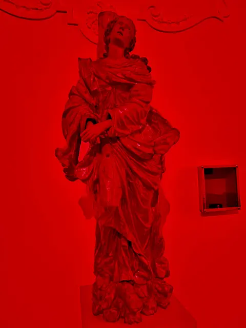 Die Afra-Skulptur aus der Ersteinrichtung der Wallfahrtskirche (1712) von Ehrgott Bernhard Bendl (~1660-1738) leuchtet genauso rot… | Foto: P. Steffen Brühl SAC