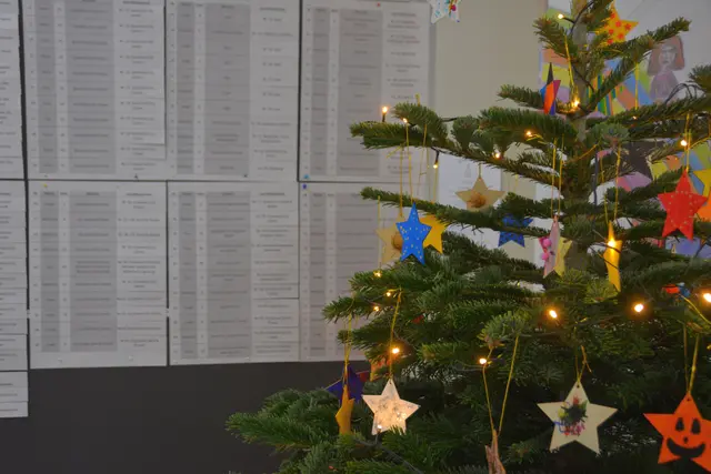 Wer gerne einen Wunsch erfüllen möchte, kann sich einfach am Weihnachtswunschbaum im Bürgerservicezentrum einen Wunsch aussuchen. | Foto: Stadt Gersthofen (Kai Schwarz)