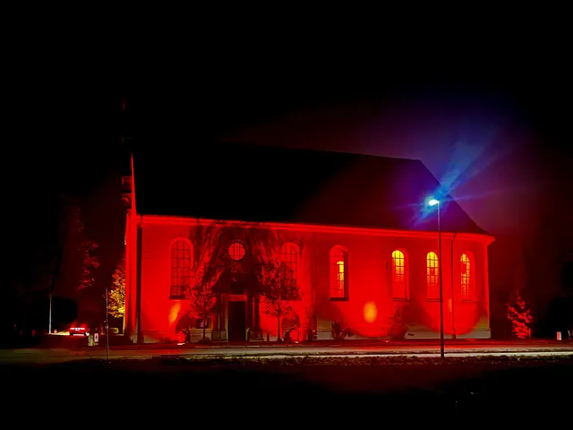 Bis Mitternacht ging die Beleuchtung am Buß- und Bettag.  | Foto: P. Steffen Brühl SAC