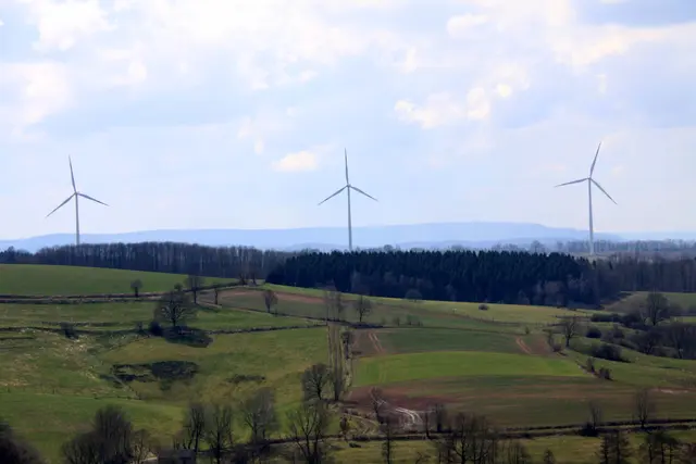 Foto: Blick zu den 2014 erbauten drei Windkraftanlagen in Königshagen