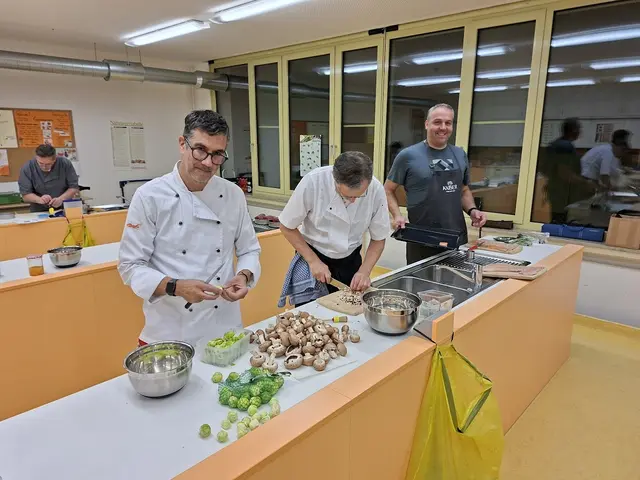 Rosenkohlblätter herrichten ist hier Claudio Erdners Job. Daneben schndeidet Dr. Alois Moosmüller die braunen Champignons in feine Würfel für die Duexelmasse, fürs Filet Wellington und für die Kartoffelroulade. Stefan Kaiser hat gut Lahen