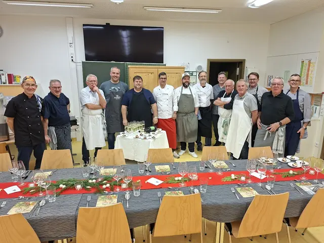 Die Kochgruppe der VHS Zusamatl, diesmal waren auch zwei ehemalige Kochbrüder eingeladen Martin Brummer der jahrelang die Gruppe leitete, und Dr. Ulrich Jenner. Zugreifen - Amuse Geuele und Prosecco ist angerichtet. | Foto: Otto Killensberger