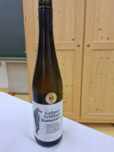 Der Grüne Veltliner aus dem Kamptal in Österreich passte hervorragend zum Zwischengericht und wird auch noch zur Suppe ausgeschenkt. | Foto: Otto Killensberger