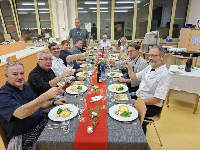 Der Zwischengang ist serviert, der Weißwein eingeschenkt - Prost und Guten Apetitt.  | Foto: Otto Killensberger