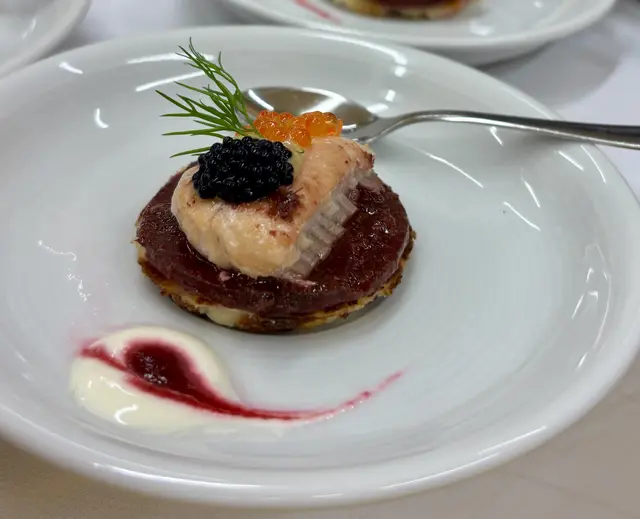 Wieder eine raffnierte Variante eines Gabelbissens. Ein Fischküchle darauf marinierte Rote Beete und gebratenes Saiblingstückchen mit Forellen- und Belugakaviar. Hier war Stefan Kaiser (Molkereimeister - Käserei Reißler - GF bei Bergader) der Kochkünstler. | Foto: Otto Killensberger