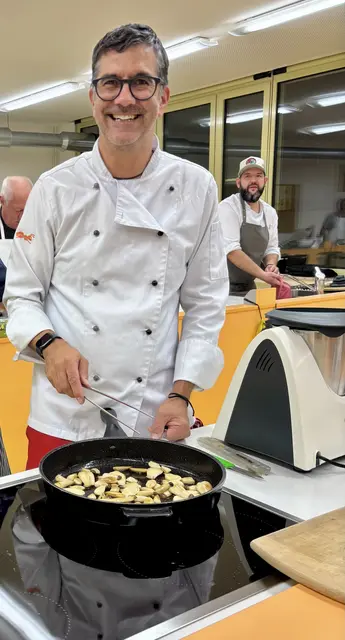 Claudio Erdner dünstet hier in Butter die Kräutersaitlinge für die Pilzsuppe an.  | Foto: Otto Killensberger
