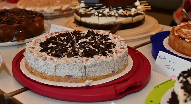 Da fiel die Wahl schwer: bei leckeren Torten und Kuchen musste niemand hungern