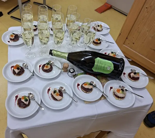 Das lädt doch zum Genießen ein. Ein köstliches Amuse Geuele mit einem erfrischenden Prosecco. | Foto: otto Killensberger