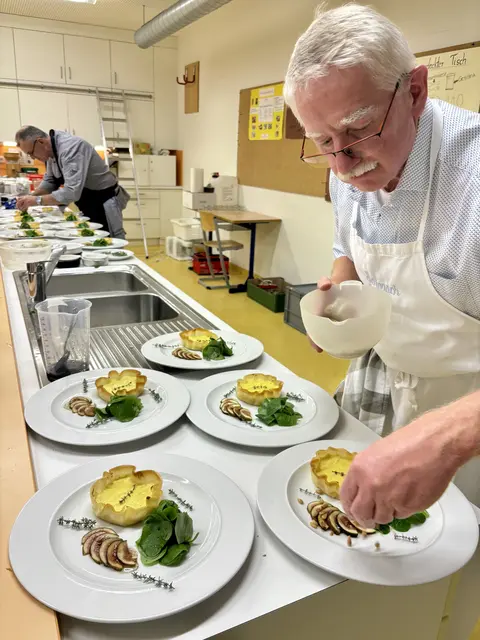 Der derzeitige Küchenchef des WKC Georg Lipp - er hat kulinarsch ganz schön was drauf, wie man am Zwischengericht schmecken konnte. | Foto: Otto Killensberger